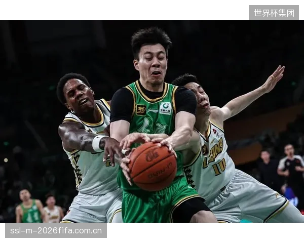 张镇麟加盟上海男篮后数据稳定，成为球队锋线关键攻防转换球员。
